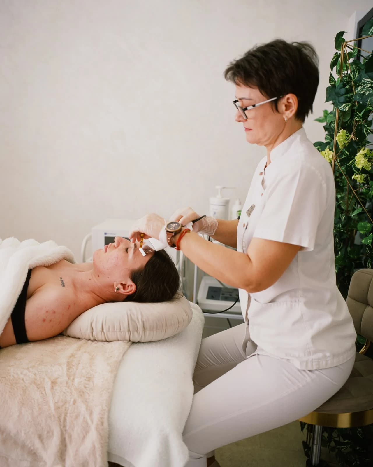 Curățare facială ProSkin la Pimesa, cu aplicatorul pe frunte